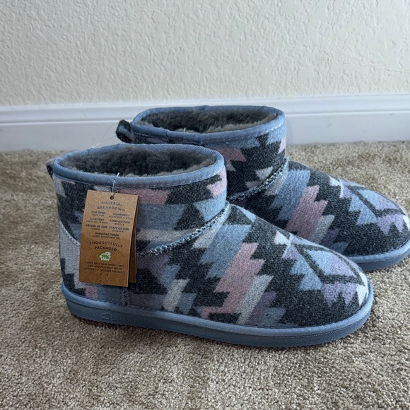 Lamo Shoes - Lamo Women's Geometric Slippers - Blue, Pink, Gray